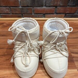 Icon Low Nylon Cream Moon Boot
